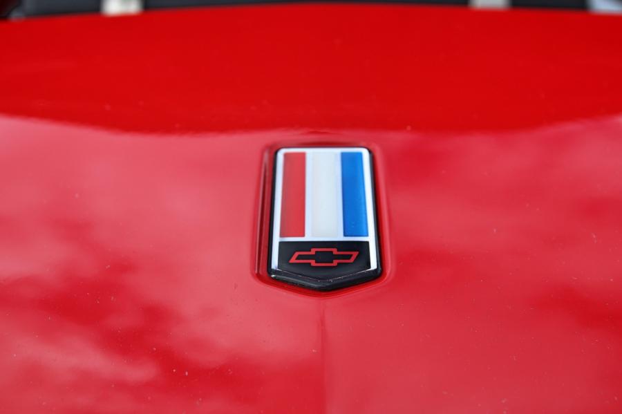 Логотип Chevrolet Camaro Z28 SS 1998 года  (фото 26 из 94)